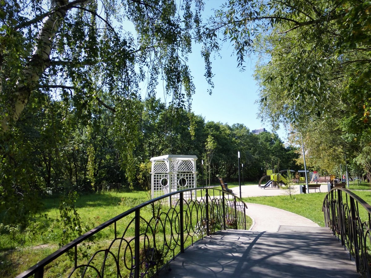 Г москва севастопольский. Парк на Севастопольском проспекте. Парк усадьба Севастопольский проспект. Парк 51. Севастопольский проспект Москва аллея.