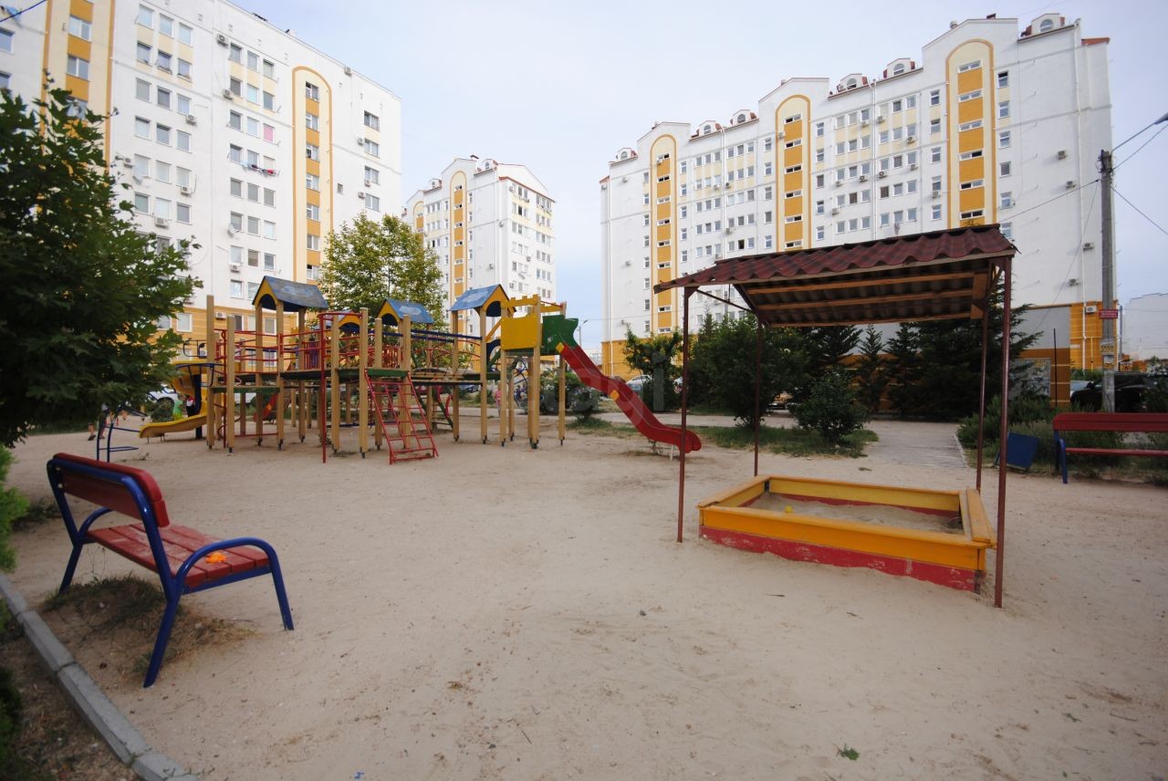 г. Севастополь, пр-кт. Столетовский, д. 26 - придомовая территория