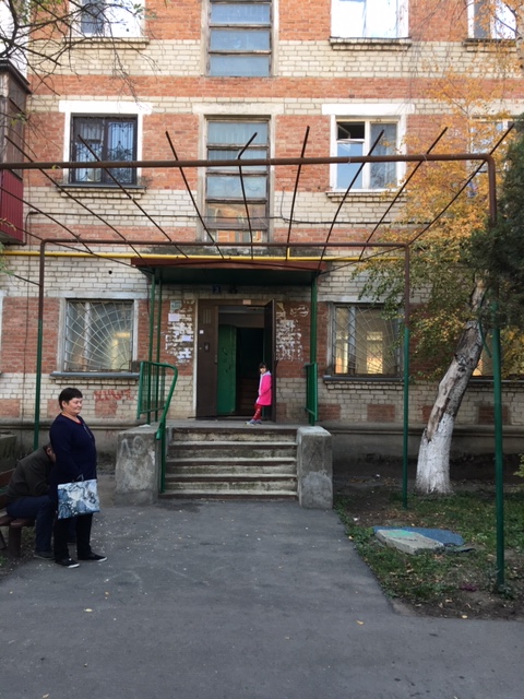 Респ. Адыгея, р-н. Тахтамукайский, пгт. Яблоновский, ул. Титова, д. 68 - вход снаружи