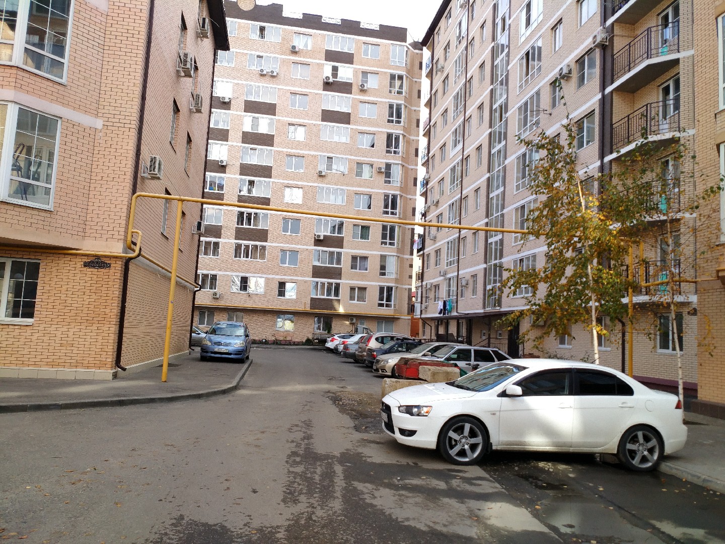 Респ. Адыгея, р-н. Тахтамукайский, пгт. Яблоновский, ул. Шоссейная, д. 63, к. 2 - придомовая территория