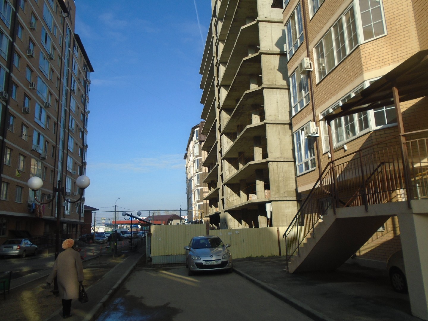 Респ. Адыгея, р-н. Тахтамукайский, пгт. Яблоновский, ул. Шоссейная, д. 63, к. 8 - придомовая территория
