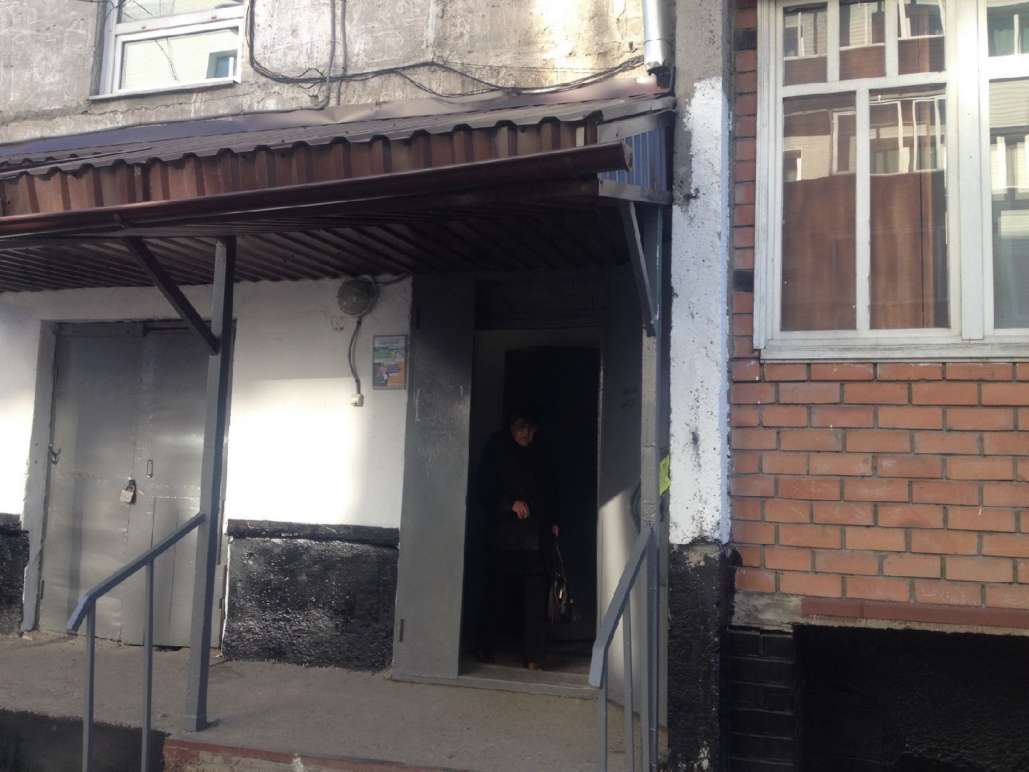 Респ. Алтай, г. Горно-Алтайск, пр-кт. Коммунистический, д. 74 - вход снаружи