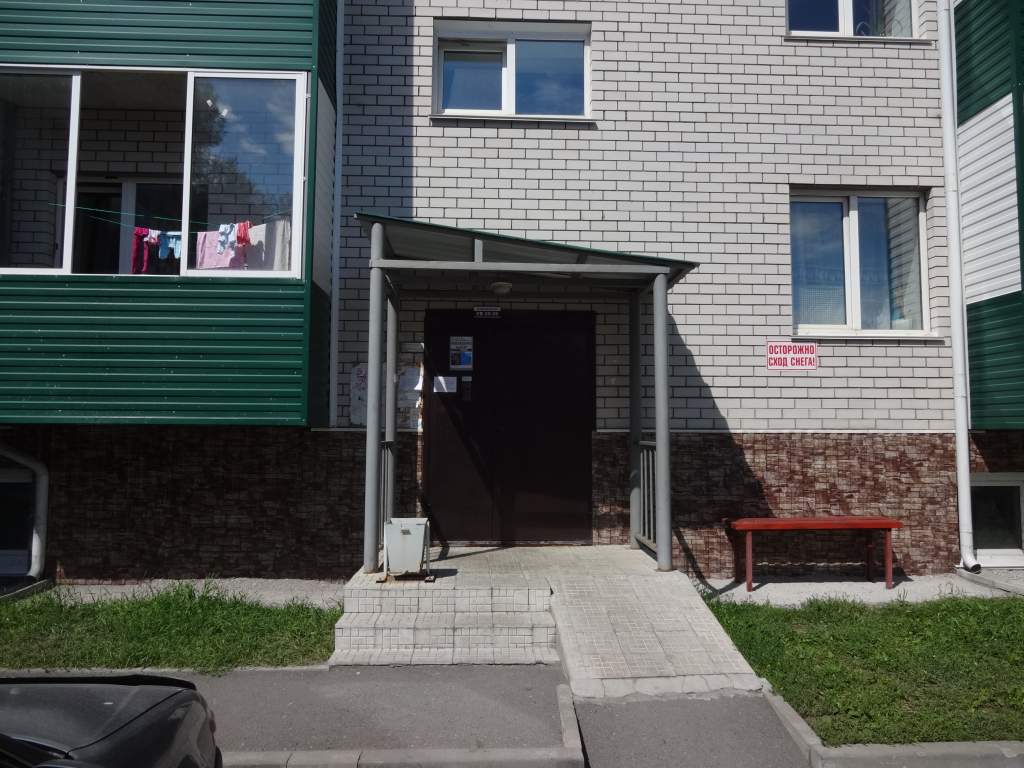 Респ. Алтай, г. Горно-Алтайск, пр-кт. Коммунистический, д. 165/1 - вход снаружи