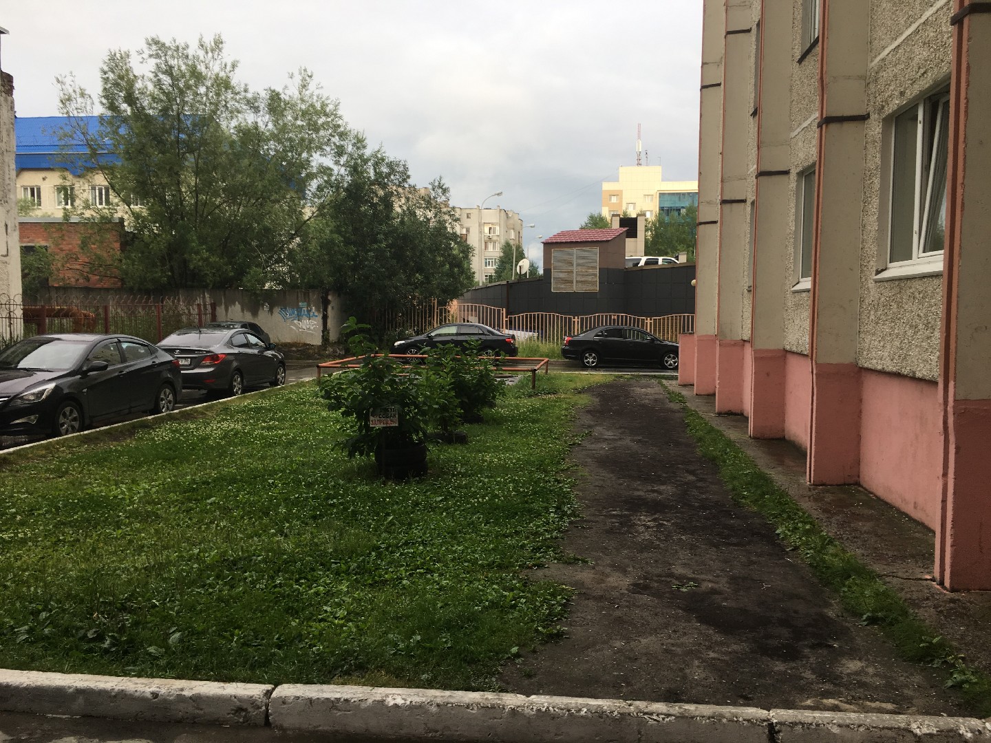 Нефтяников 4 2. Нефтяников 2/1 Сургут. Улица Нефтяников 4 Сургут. Улица Нефтяников. Поселок Нефтяников Тюмень.